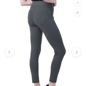 Liverpool gray Sienna Pull On Legging  size 4, amazing stretch & comfort waist‎